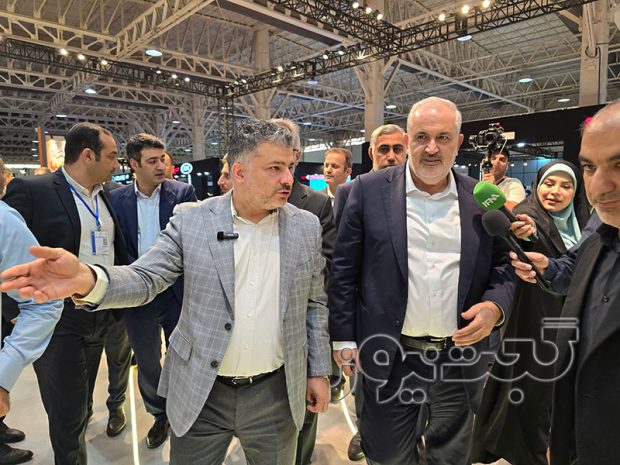 وزیر صمت در غرفه کرمان موتور در نمایشگاه تحول صنعت خودرو