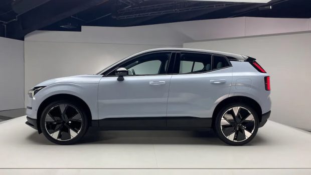 نمای جانبی ولوو EX30