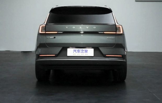 نمای عقب ولوو XC70 مدل 2025