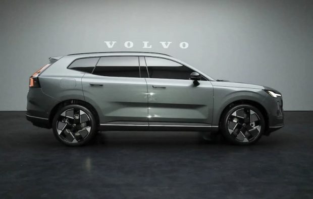 نمای جانبی ولوو XC70 مدل 2025