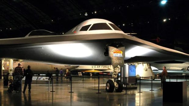 بمب افکن B-2