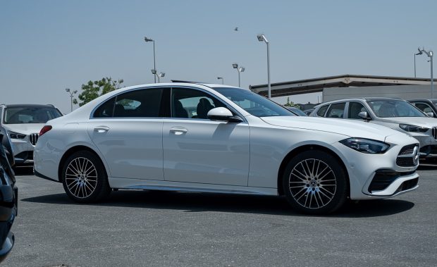 نمای جانبی مرسدس بنز C200L