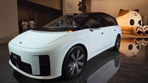 نمای جلوی شاسی بلند برقی Li Auto i8
