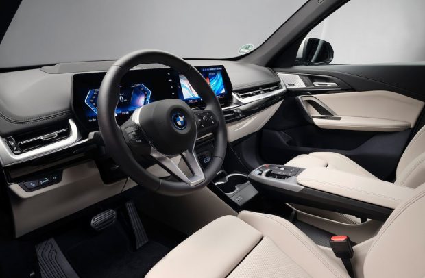 نمای کابین بی ام و iX1 وارداتی