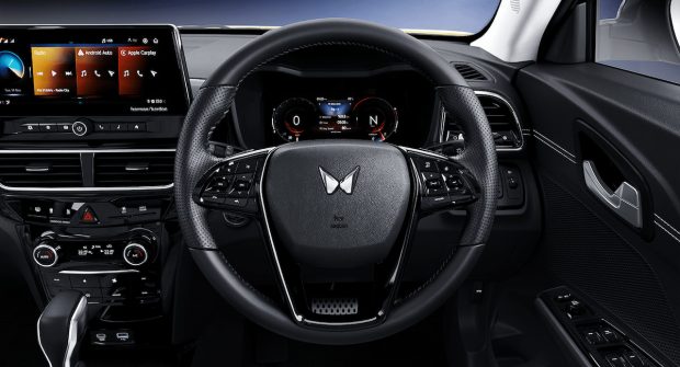 نمای کابین کراس اوور ماهیندرا XUV 3XO