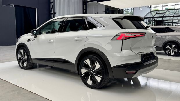 نمای عقب میتسوبیشی گرندیس