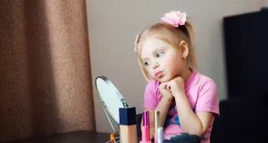 خطرات آرایش کردن کودکان