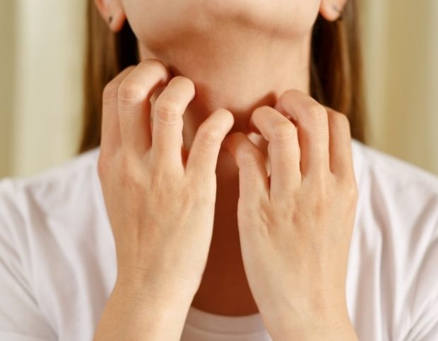خطرات وحشتناک آرایش کردن کودکان؛ از مسمومیت تا سرطان