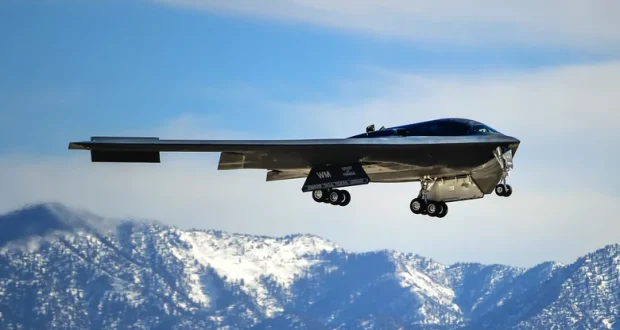 بمب افکن B-2 با یکبار سوختگیری چه مقدار پرواز می‌کند؟ اعداد شگفت‌انگیز را ببین!
