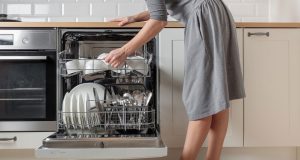 ماشین ظرفشویی یا شستن ظروف با دست