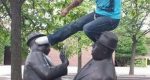شوخی با مجسمه های معروف جهان