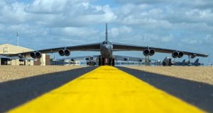 وجود هشت موتور در بمب افکن B-52