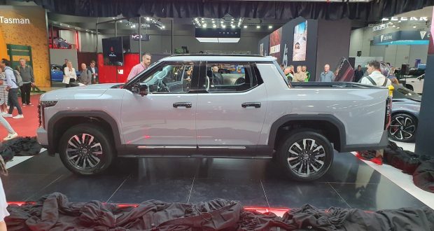 نمای جانبی پیکاپ ام جی U9