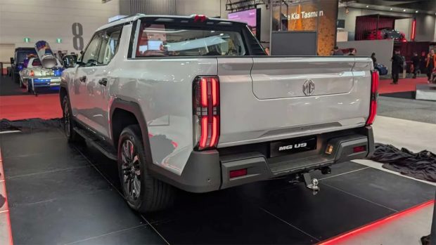 نمای عقب پیکاپ ام جی U9