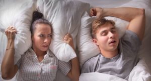 ۱۲ راهکار علمی برای کاهش خروپف