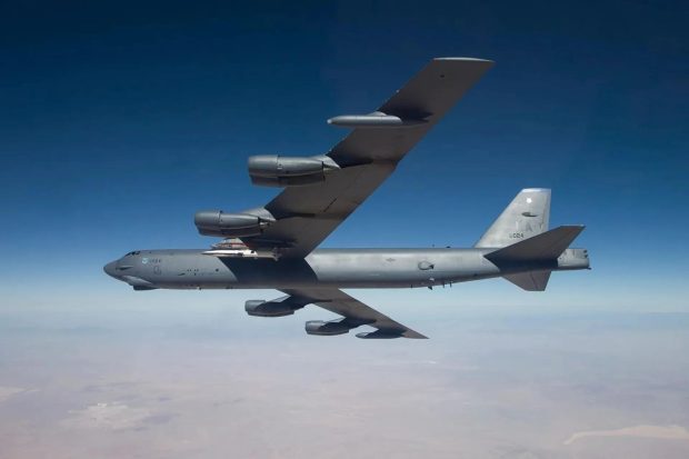وجود هشت موتور در بمب افکن B-52