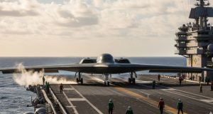 فرود بمب‌افکن B-2