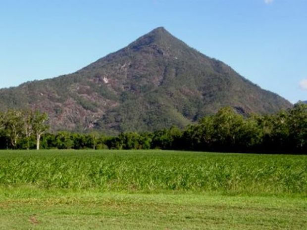 هرم ۹۰۰ متری