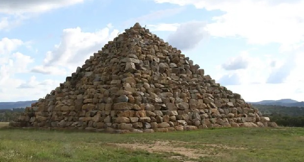 هرم ۹۰۰ متری