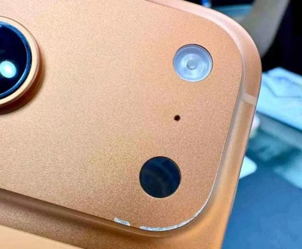 خط و خش روی بدنه آیفون ۱۷ پرو