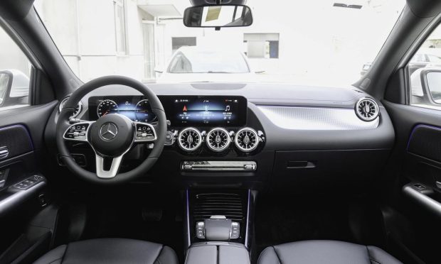 نمای کابین شاسی بلند مرسدس بنز EQA