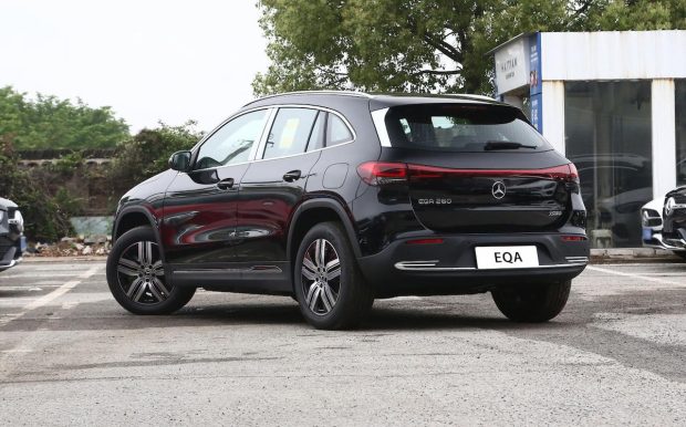 نمای عقب شاسی بلند مرسدس بنز EQA