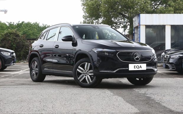 نمای جلو شاسی بلند مرسدس بنز EQA