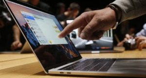 مک بوک لمسی