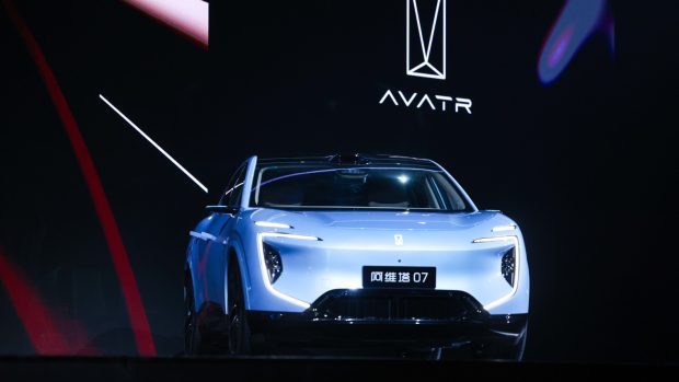 آواتار 07 مدل 2026 کلیدواژه فرعی: شاسیبلند هوشمند، خودرو الکتریکی، چانگان هواوی CATL اسلاگ پیشنهادی (Slug): avatr-07-2026-changan-huawei-catl-suv-launched توضیحات متا (Meta Description): آواتار 07 مدل ۲۰۲۶، شاسیبلند هوشمند چانگان، هواوی و CATL با قیمت پایه ۳۱,۹۱۰ دلار در چین معرفی شد. از امکانات خیرهکننده و پیشرانههای قدرتمند آن با خبر شوید. تیتر نهایی: آواتار 07 مدل 2026 معرفی شد: شاسیبلند هوشمند چانگان، هواوی و CATL با قابلیتهای خیرهکننده