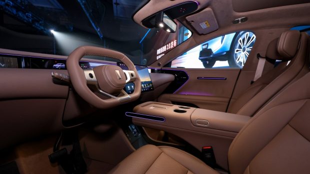 آواتار 07 مدل 2026 کلیدواژه فرعی: شاسیبلند هوشمند، خودرو الکتریکی، چانگان هواوی CATL اسلاگ پیشنهادی (Slug): avatr-07-2026-changan-huawei-catl-suv-launched توضیحات متا (Meta Description): آواتار 07 مدل ۲۰۲۶، شاسیبلند هوشمند چانگان، هواوی و CATL با قیمت پایه ۳۱,۹۱۰ دلار در چین معرفی شد. از امکانات خیرهکننده و پیشرانههای قدرتمند آن با خبر شوید. تیتر نهایی: آواتار 07 مدل 2026 معرفی شد: شاسیبلند هوشمند چانگان، هواوی و CATL با قابلیتهای خیرهکننده