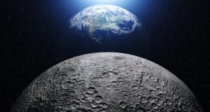 دور شدن ماه از زمین