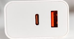 رنگ قرمز درگاه USB