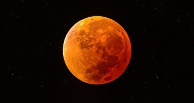 ماه خونین چیست