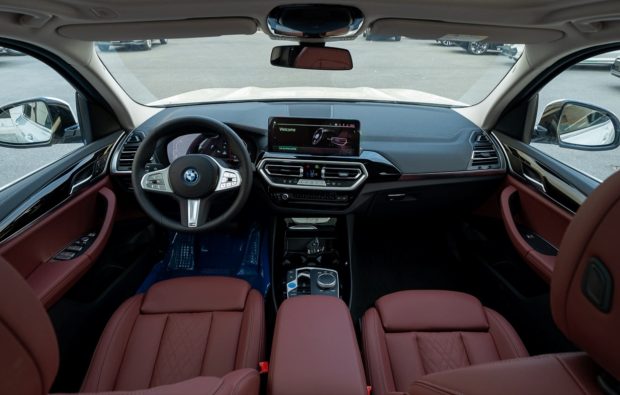 نمای کابین بی ام و iX3