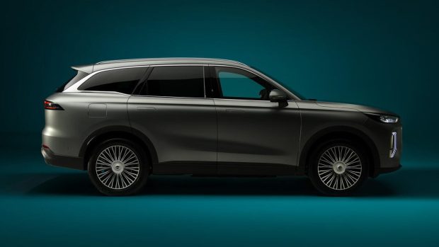 نمای جانبی چری تیگو 9 پلاگین هیبریدی