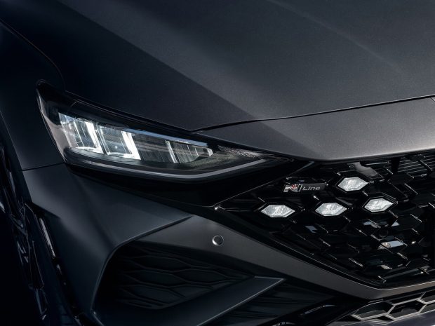 نمای جلو سدان هیوندای لافستا