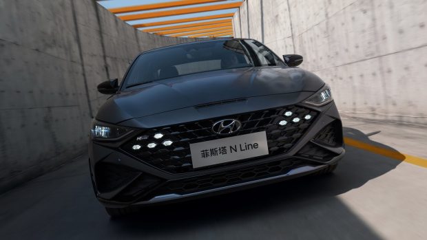 نمای جلو سدان هیوندای لافستا