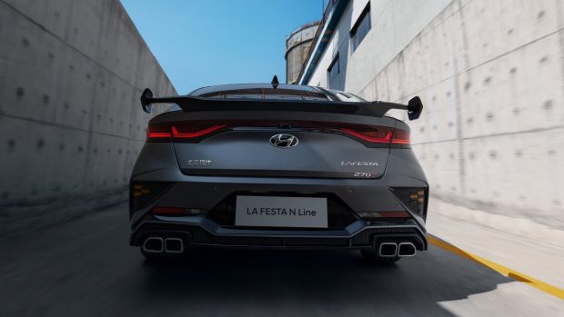 نمای عقب سدان هیوندای لافستا