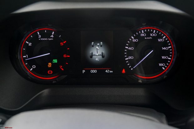 نمای کابین ماهیندرا تار 2025