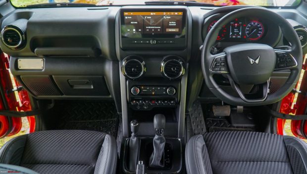 نمای داشبورد ماهیندرا تار 2025