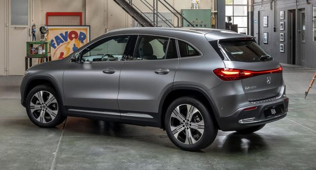 نمای عقب مرسدس بنز EQA وارداتی