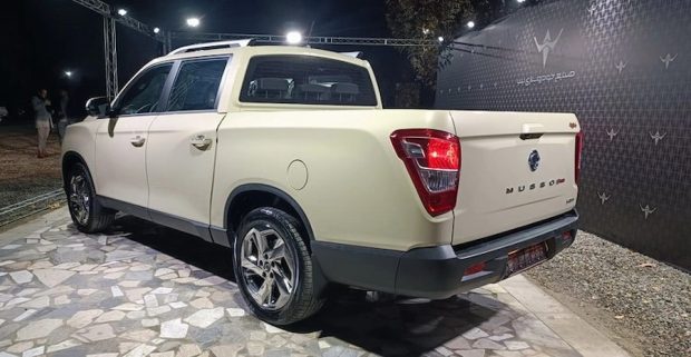 نمای عقب پیکاپ موسو گرند خان