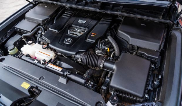 نمای پیشرانه لندکروزر اتاق 300