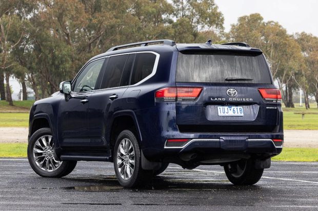 نمای عقب لندکروزر اتاق 300