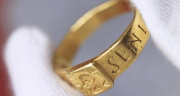 حلقه باستانی کلیدواژه فرعی: اشیاء باستانی، ارباب حلقه‌ها اسلاگ پیشنهادی (Slug): ancient-ring-tolkien-inspiration توضیحات متا (Meta Description): این حلقه باستانی رومی با نفرینی اسرارآمیز، الهام‌بخش تالکین برای خلق ارباب حلقه‌ها و هابیت بود. داستان کشف و تأثیر آن را بخوانید! تیتر نهایی: این حلقه باستانی الهام‌بخش تالکین در رمان‌های هابیت و ارباب حلقه‌ها بود