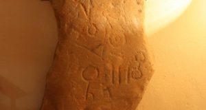 سنگ باستانی مرموز