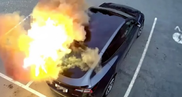 انفجار شارژر خودروی برقی هنگام اتصال به تسلا