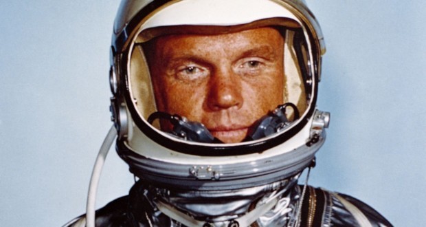 محاصره فضانورد آمریکایی توسط دهها بشقابپرنده