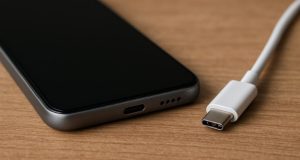 حذف کابل شارژ از جعبه گوشی‌ها کلیدواژه فرعی: کابل USB-C اسلاگ پیشنهادی (Slug): smartphone-cable-removal-trend توضیحات متا (Meta Description): با افزایش روند حذف کابل شارژ از جعبه گوشی‌ها، آیا آماده خرید دستگاه بدون کابل هستید؟ پیامدهای این تغییر و چالش‌های کابل‌های بی‌کیفیت را بخوانید. تیتر نهایی: بعد از شارژر، نوبت به حذف کابل شارژ از جعبه گوشی‌ها رسید!