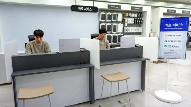 تعمیرات فوری گلکسیکلیدواژه فرعی: اسلاگ پیشنهادی (Slug): samsung-galaxy-fast-repair-koreaتوضیحات متا (Meta Description): سامسونگ برای ارتقای تجربه مشتری، سرویس تعمیرات فوری گلکسی را در فروشگاه‌های منتخب کره جنوبی راه‌اندازی کرد. گوشی خود را در کمترین زمان تعمیر کنید.تیتر نهایی: سامسونگ سرویس تعمیر فوری محصولات خود را در فروشگاه‌ها راه‌اندازی کرد